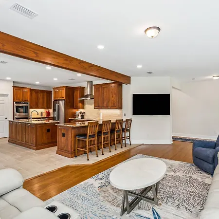 1585 E Blount St Villa