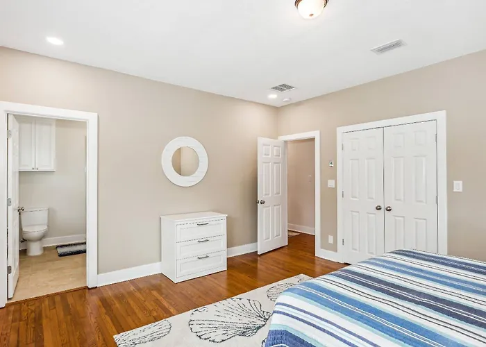 Holiday home 1585 E Blount St
