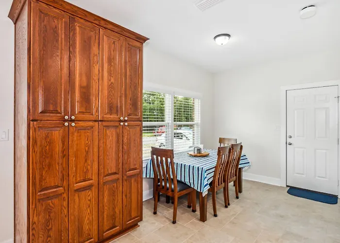 Holiday home 1585 E Blount St