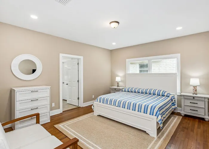 Holiday home 1585 E Blount St